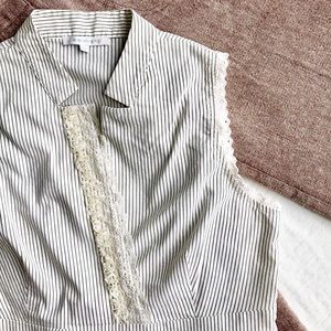 Lace lined Vneck sleeveless Blouse